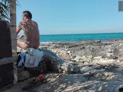 � questa la zona pi� frequentata dai nudisti (tutti maschi), che possono prendere il sole in totale libert� lontano da occhi indiscreti. Un uomo sulla quarantina nuota tranquillamente senza costume e viene a sedersi proprio vicino a noi per asciugarsi